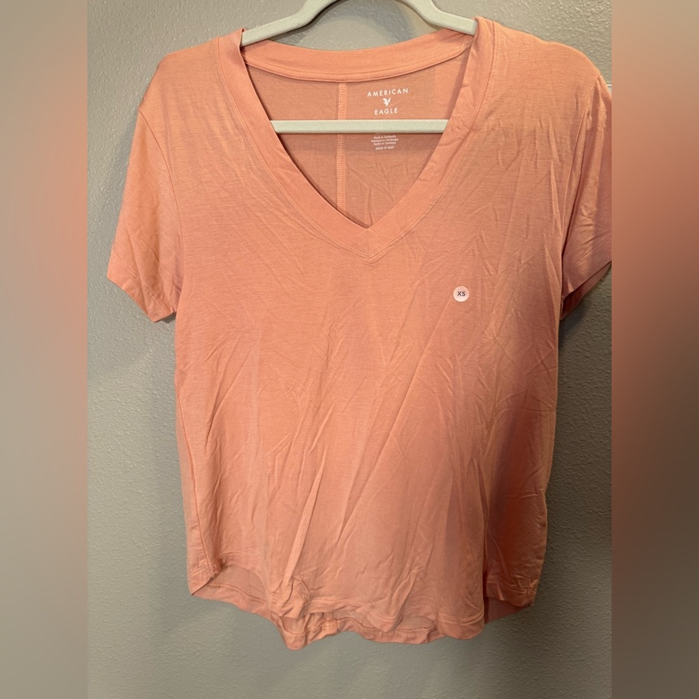 ☀️☀️☀️American Eagle Outfitters Peach V-Neck Short Sleeve Tee